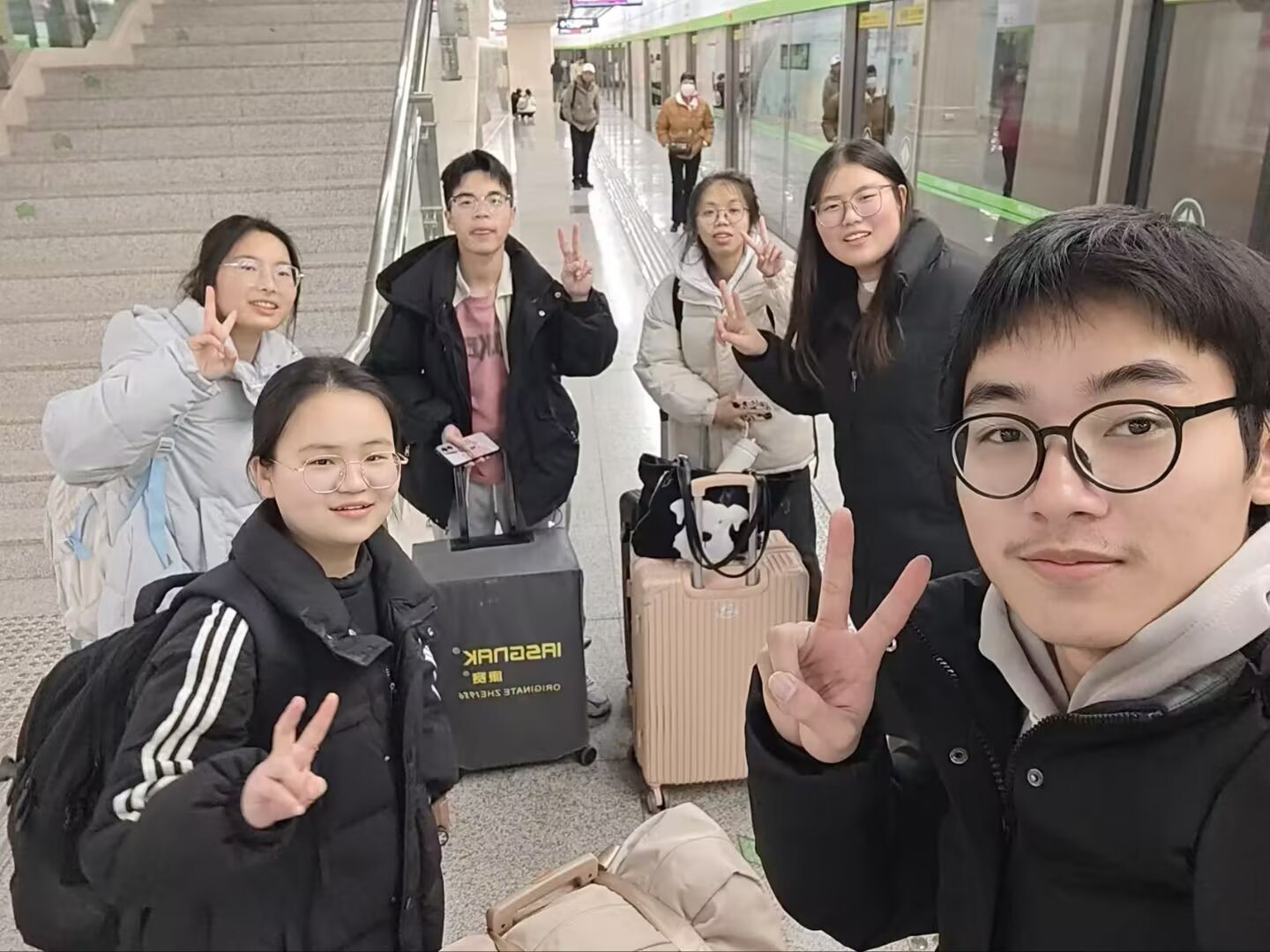 七仙女儿六位成员在地铁站的合照