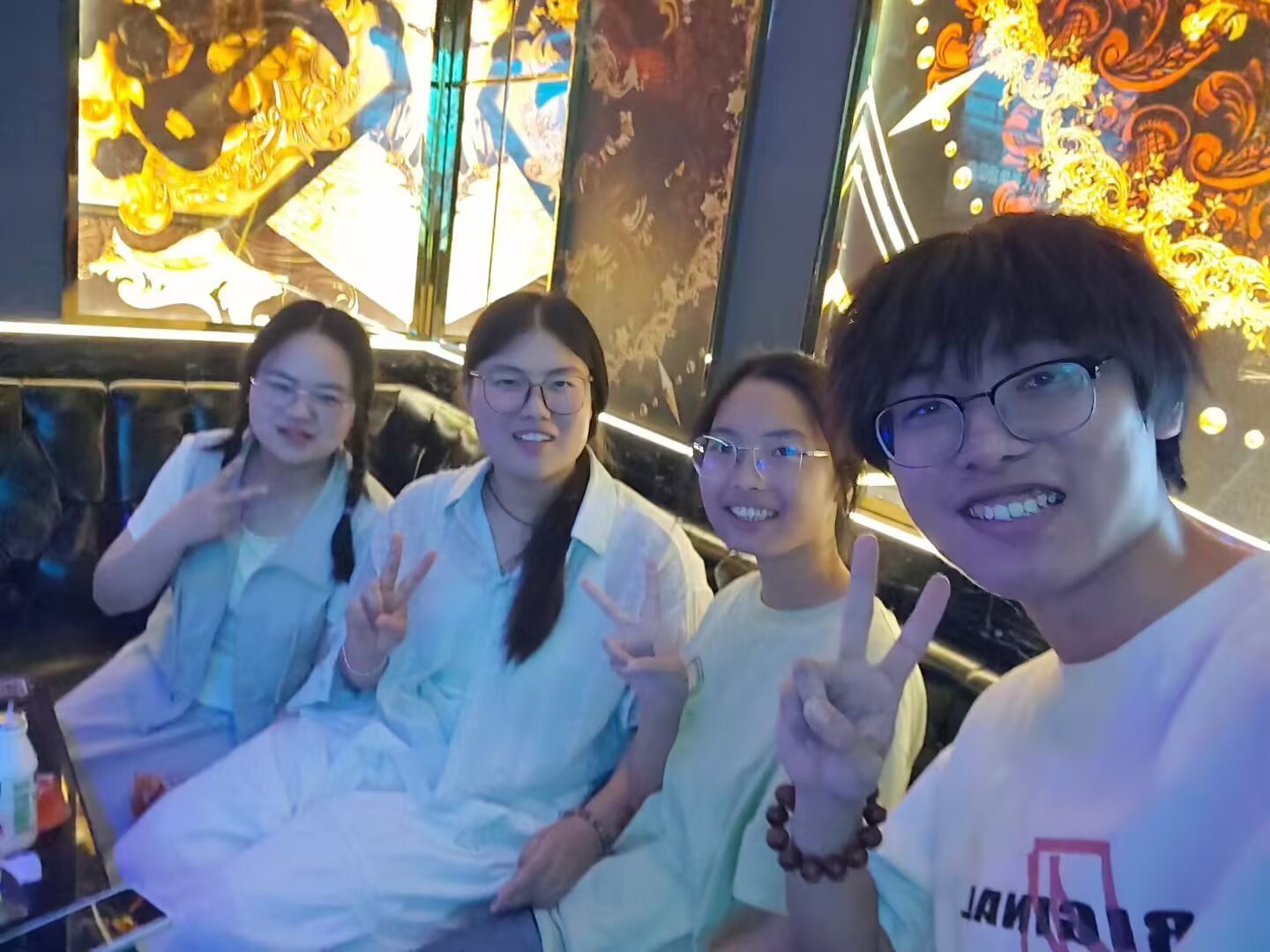 四位成员在线下活动中的合照