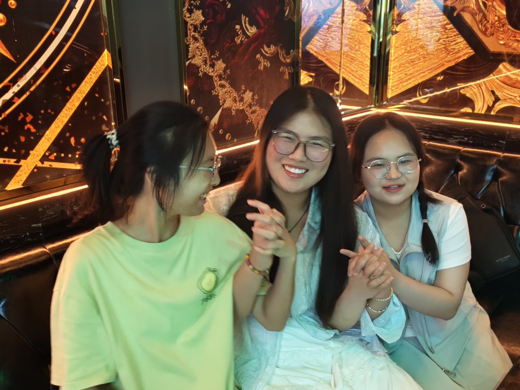 三位成员开心相聚的合照