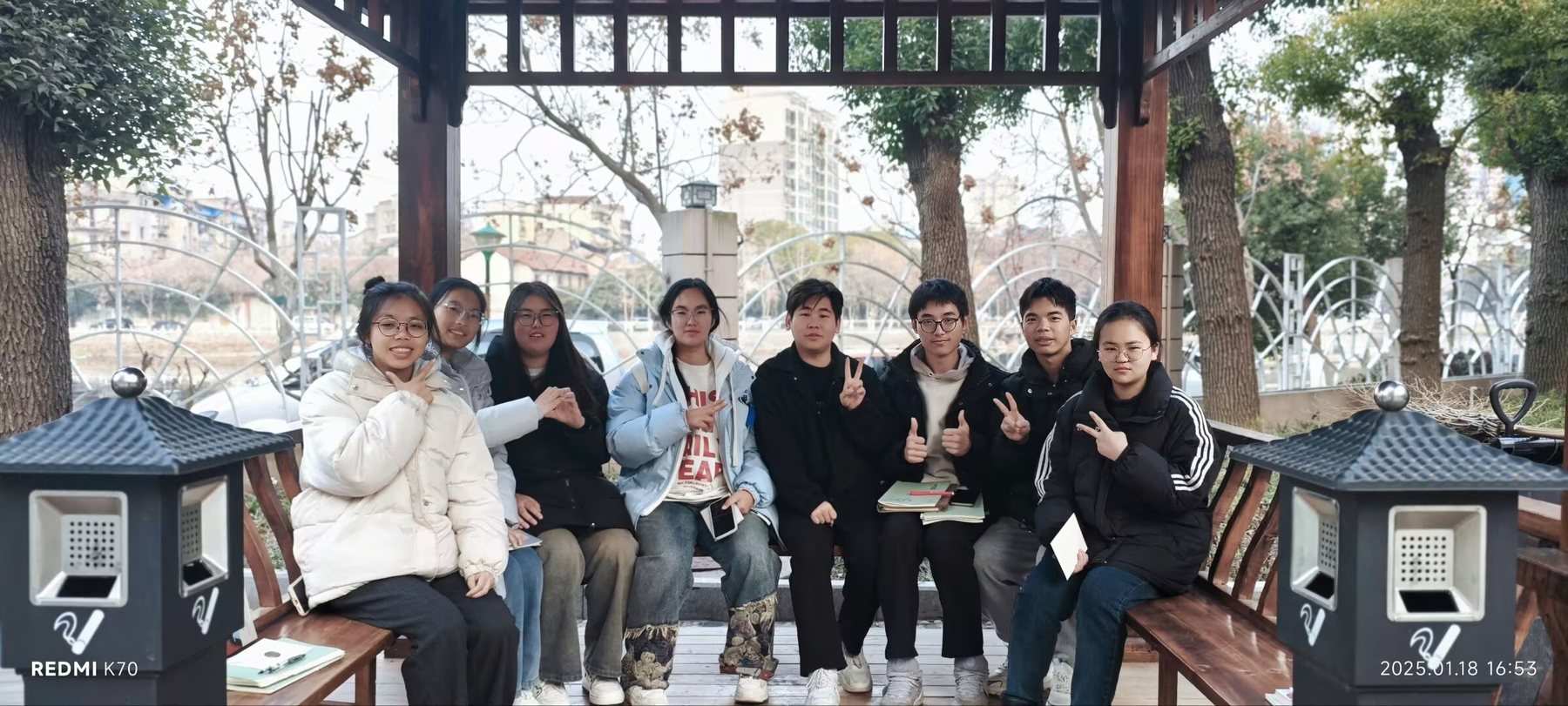 成员与朋友们的多人合照